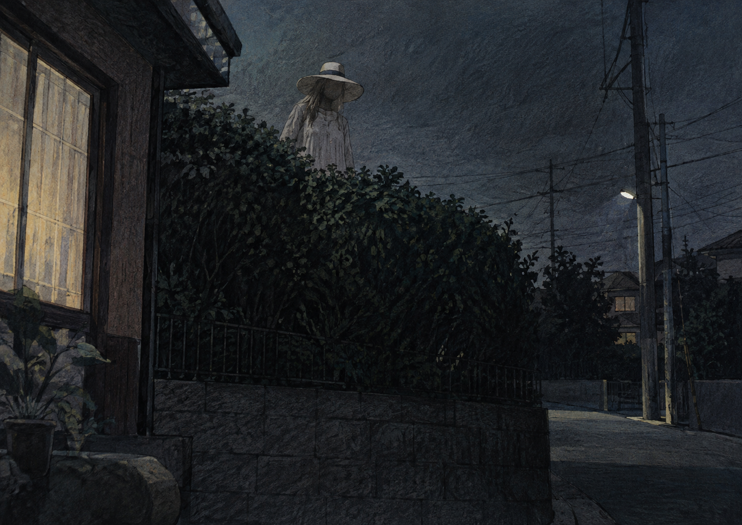 夜の生垣に佇む謎の人影